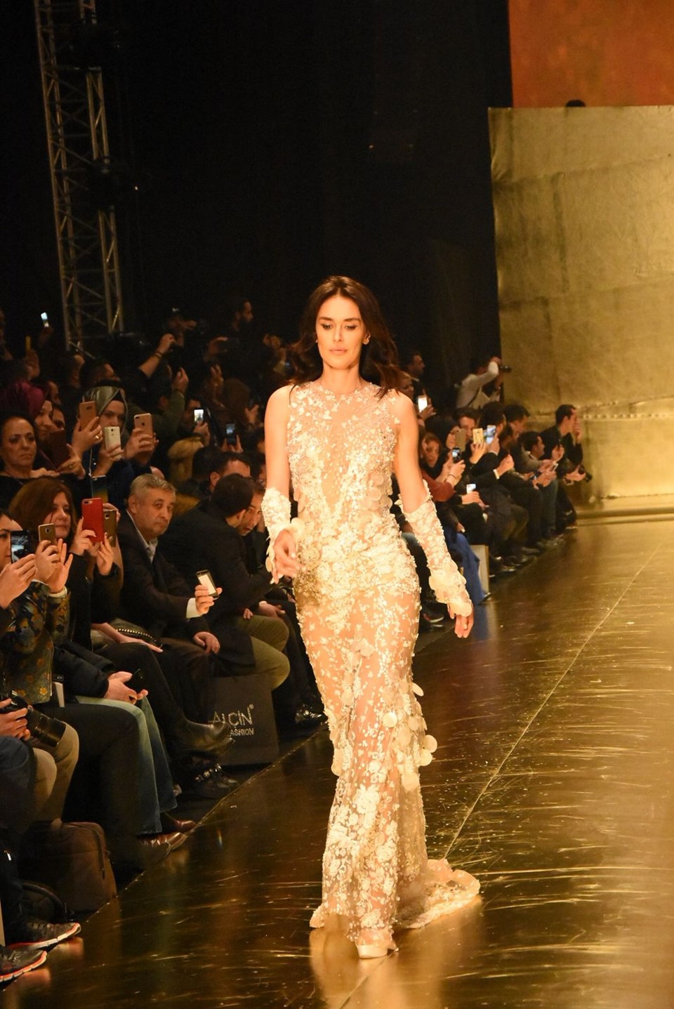 Ayşe Hatun Önal, Victoria's Secret meleği ile podyuma çıktı