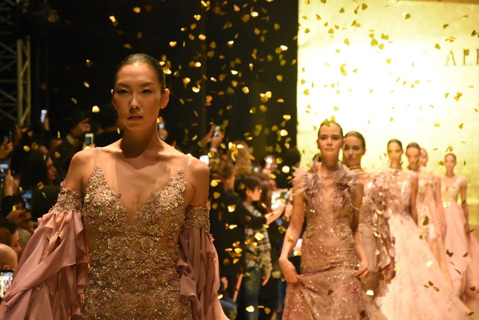 Ayşe Hatun Önal, Victoria's Secret meleği ile podyuma çıktı