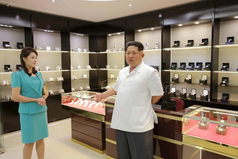 "Kuzey Kore lideri Kim Jong-un'un eşi Ri Sol-ju, Kate Middleton'ın stilini kopyalıyor" iddiası
