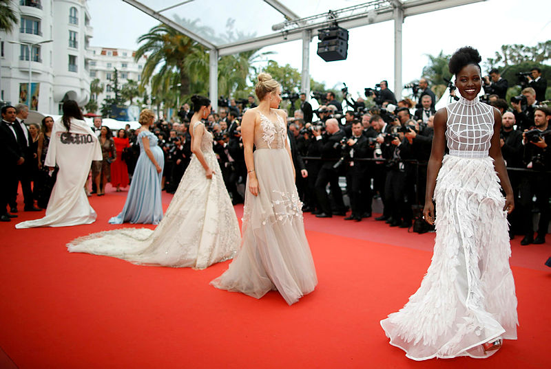 Cannes'taki film galaları podyum gibi