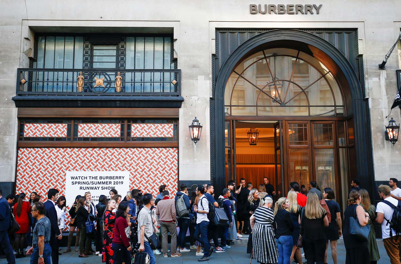 Riccardo Tisci'li ilk Burberry şovu!