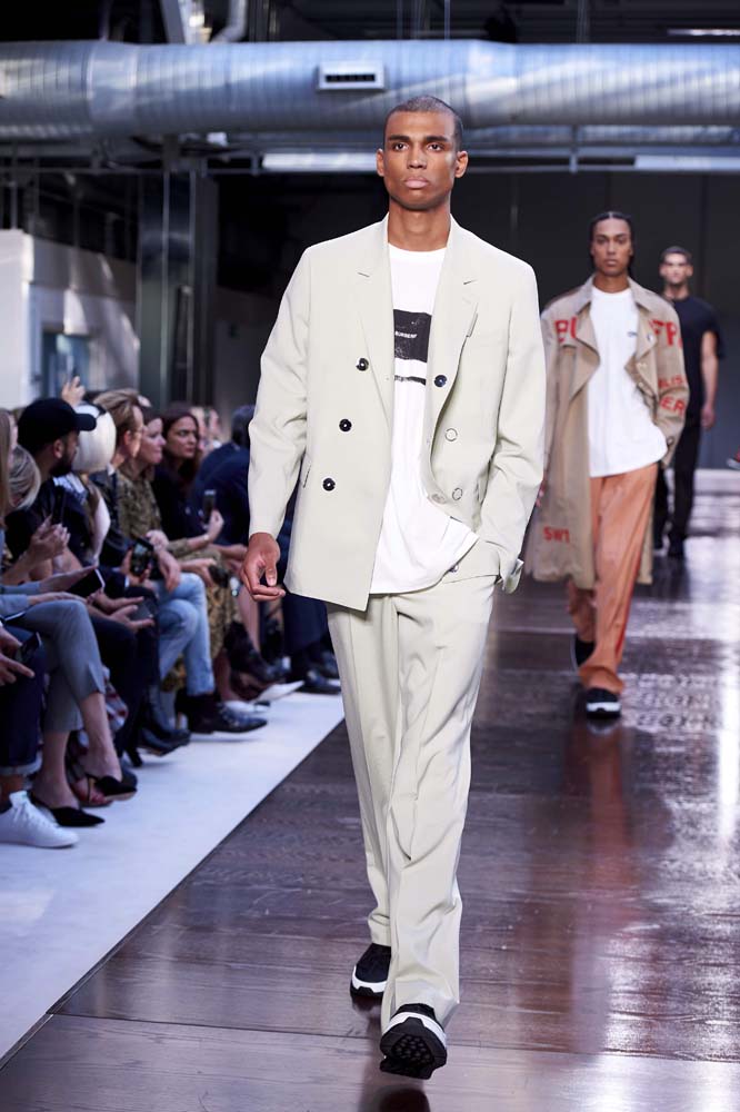 Riccardo Tisci'li ilk Burberry şovu!