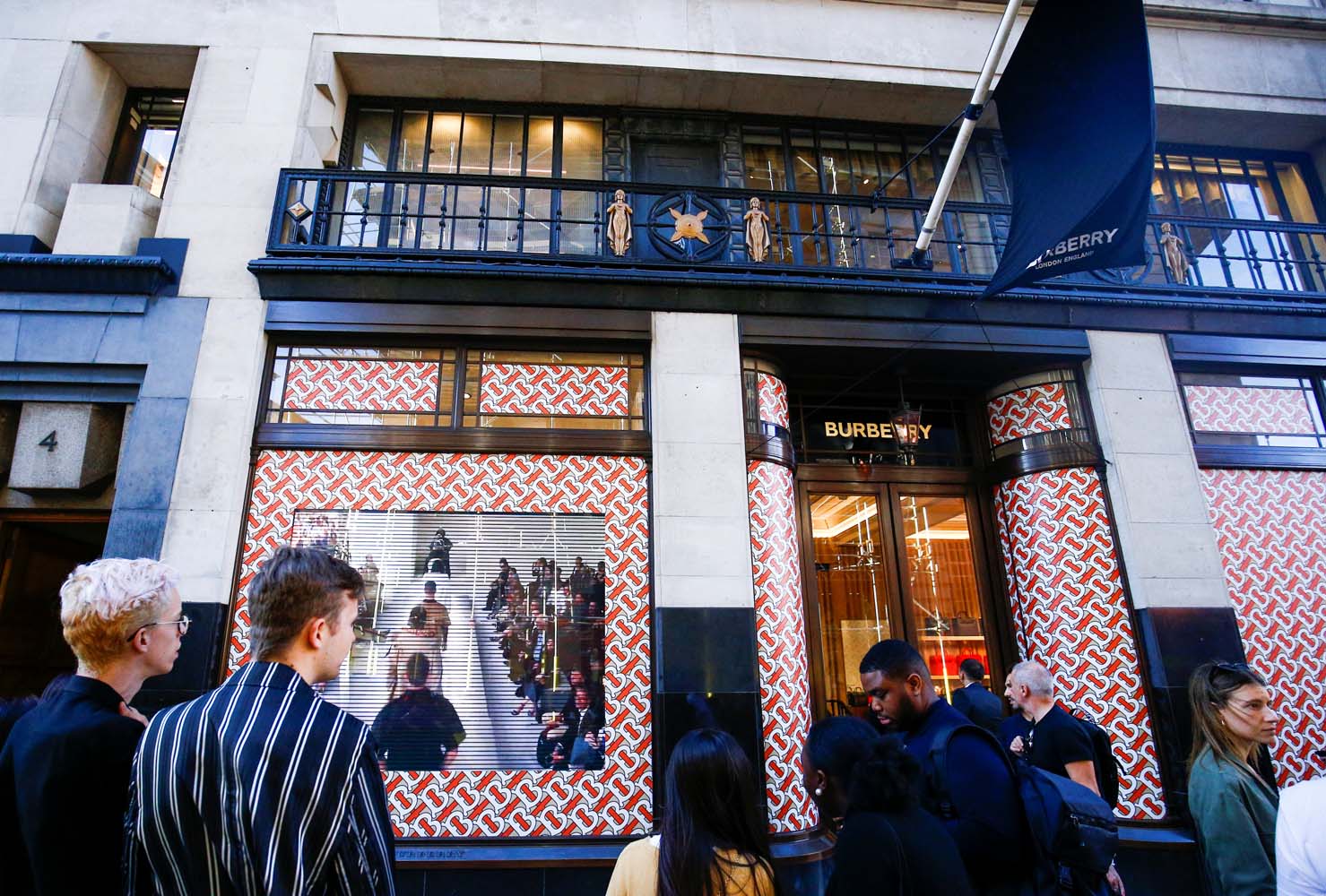 Riccardo Tisci'li ilk Burberry şovu!