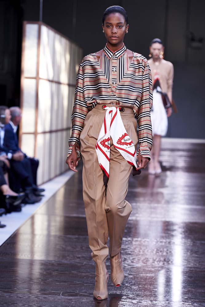 Riccardo Tisci'li ilk Burberry şovu!