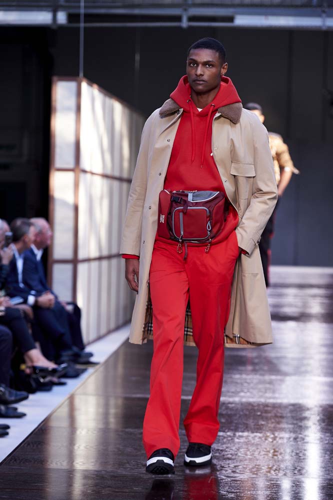 Riccardo Tisci'li ilk Burberry şovu!