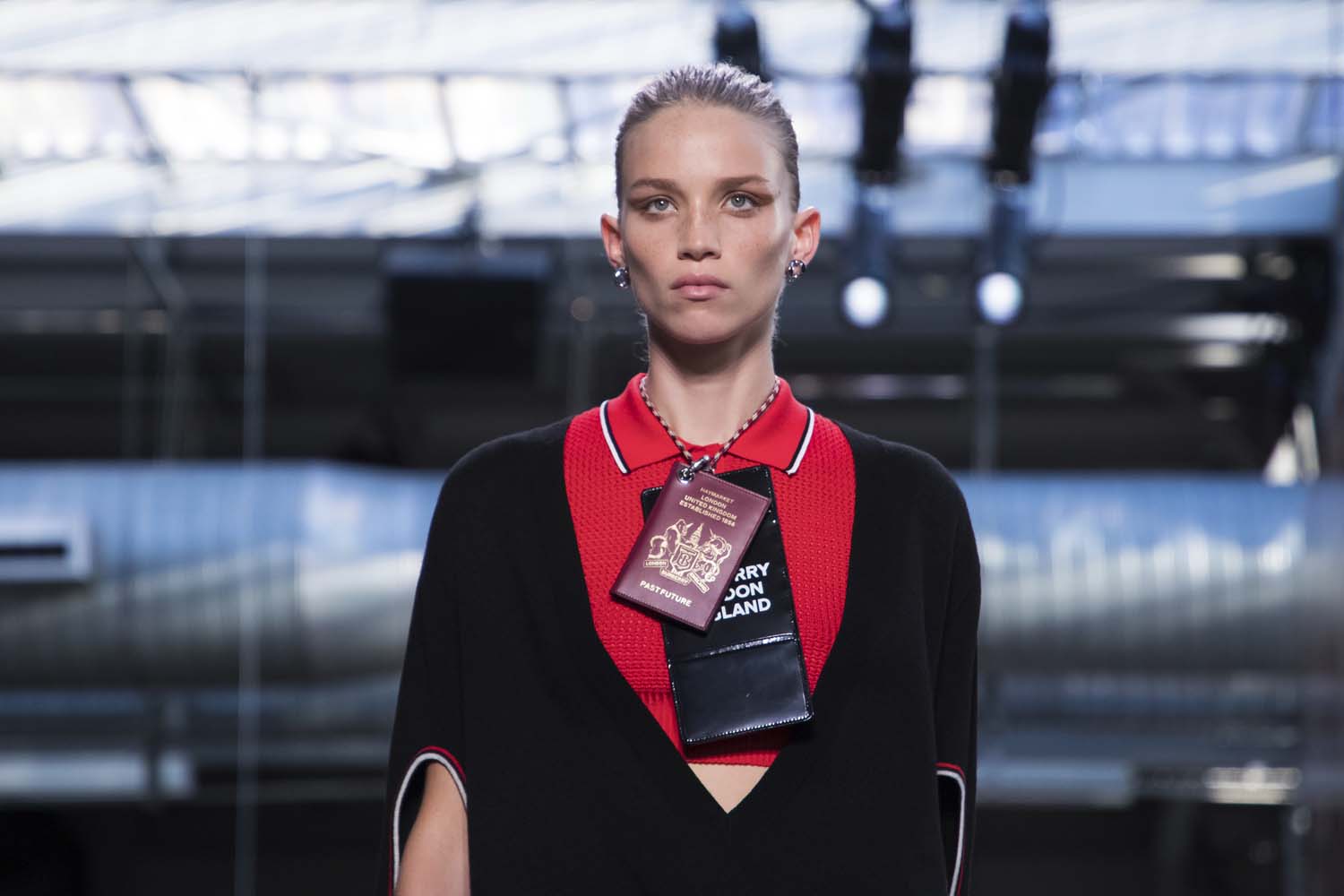 Riccardo Tisci'li ilk Burberry şovu!