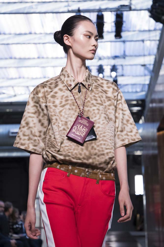 Riccardo Tisci'li ilk Burberry şovu!