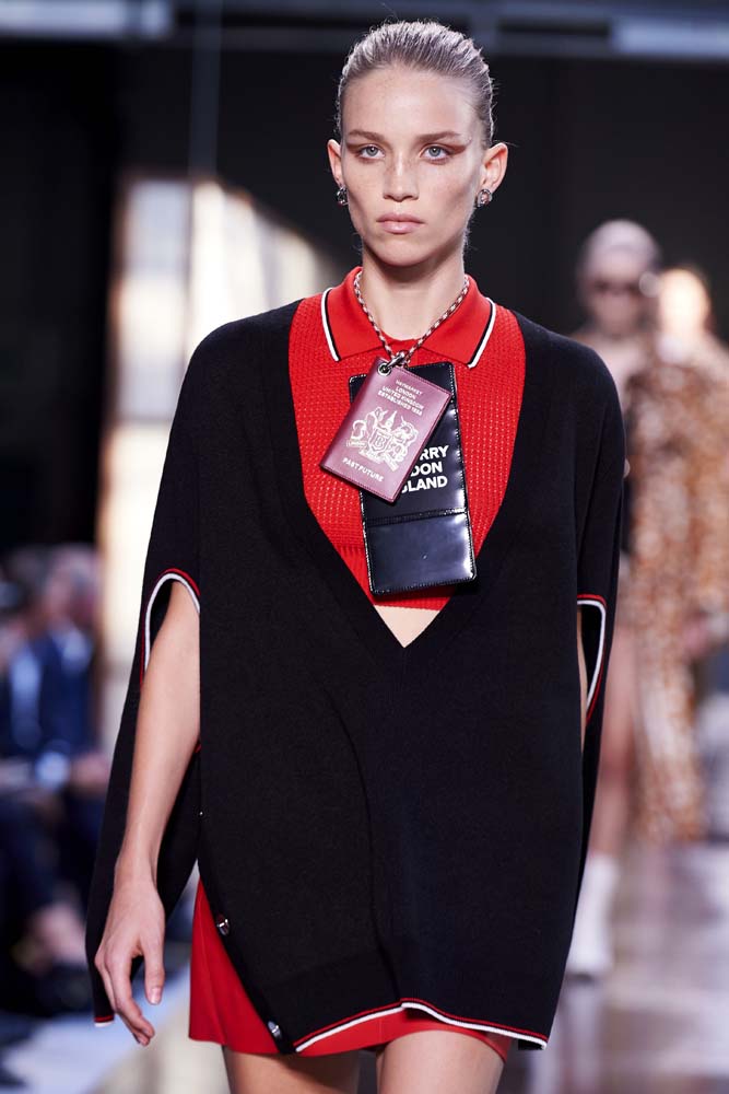 Riccardo Tisci'li ilk Burberry şovu!