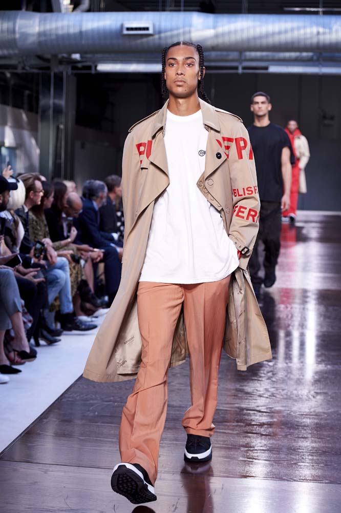 Riccardo Tisci'li ilk Burberry şovu!