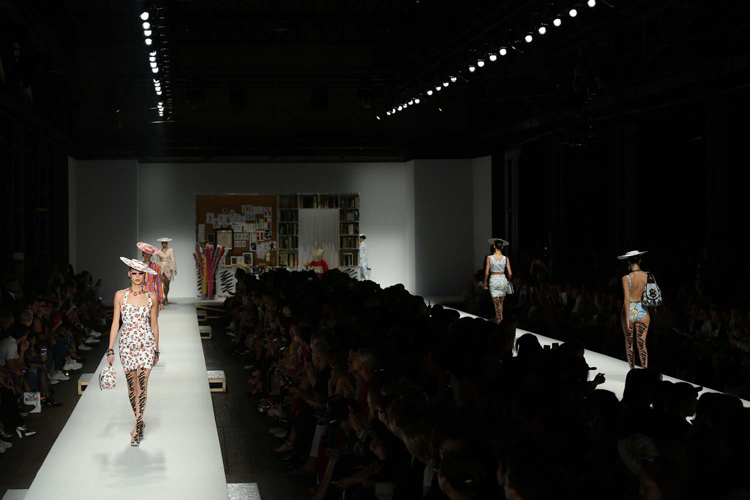 Moschino İlkbahar/Yaz 2019 şovu