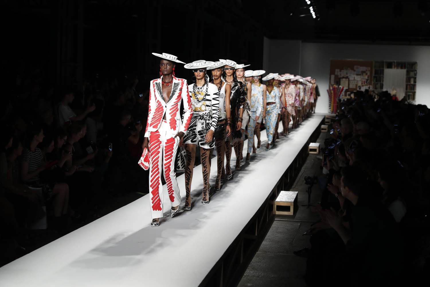 Moschino İlkbahar/Yaz 2019 şovu