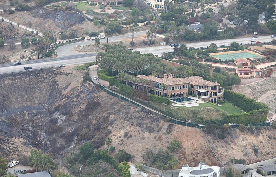 Kaliforniya'daki yangında evleri etkilenmeyen ünlüler