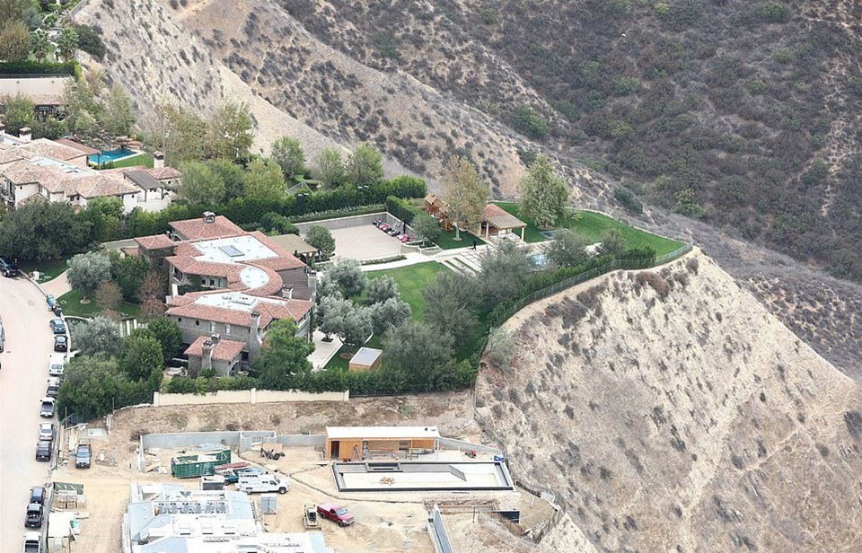 Kaliforniya'daki yangında evleri etkilenmeyen ünlüler