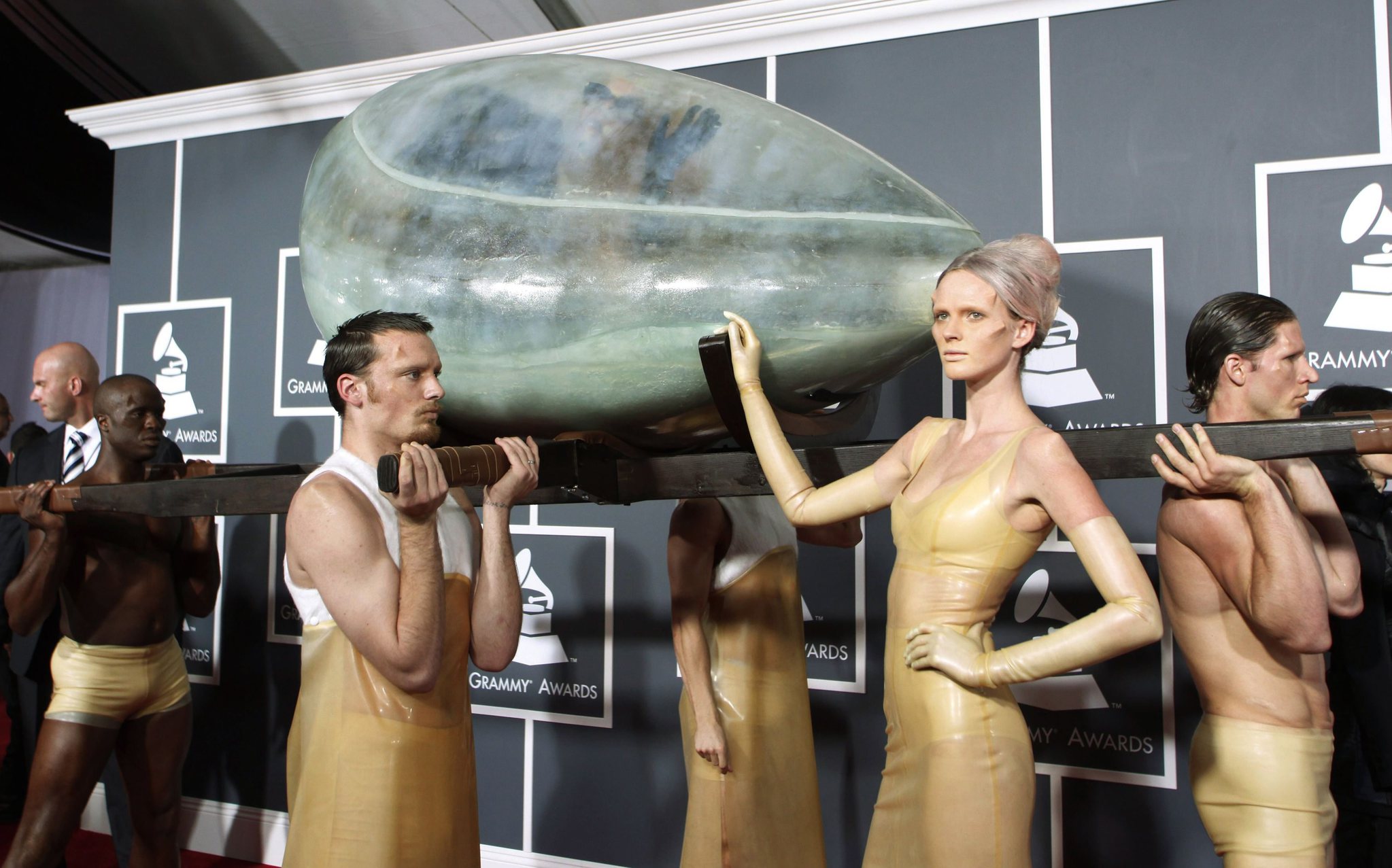 Lady Gaga'nın meşhur Grammy elbiseleri