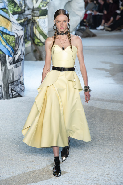 Ödül sezonuna hakim olacak 24 defile elbisesi!