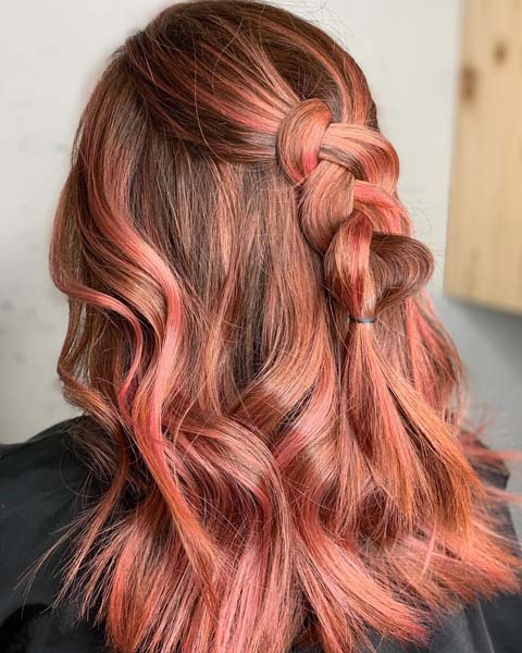 Saçlarda Pembe Altın Yansıması: Rose Gold