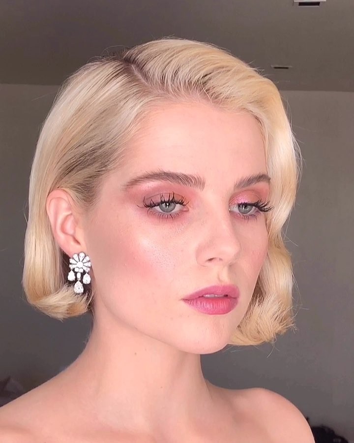 Lucy Boynton'un deneysel makyajları