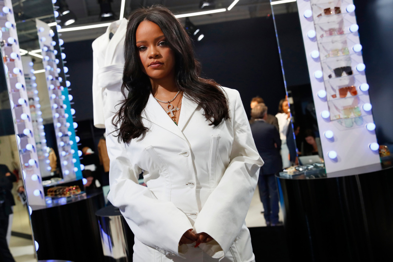 Rihanna lüks markası Fenty'nin ilk mağazasını Paris'te açtı!