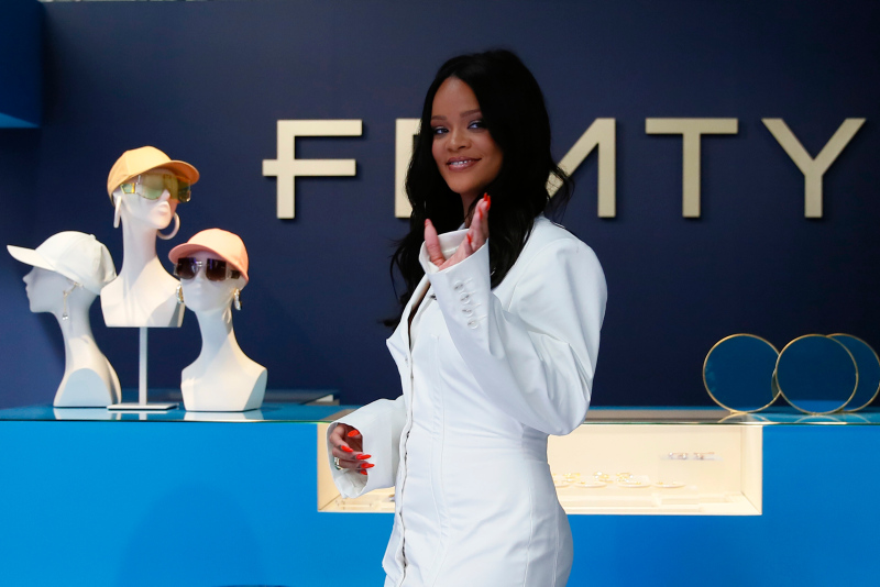 Rihanna lüks markası Fenty'nin ilk mağazasını Paris'te açtı!