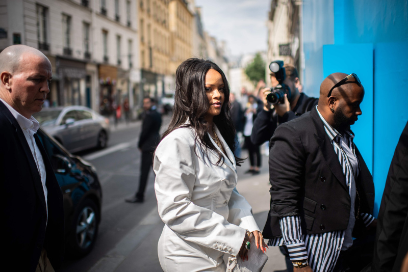 Rihanna lüks markası Fenty'nin ilk mağazasını Paris'te açtı!