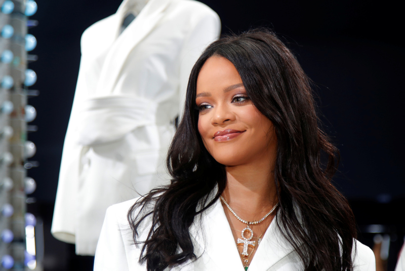 Rihanna lüks markası Fenty'nin ilk mağazasını Paris'te açtı!