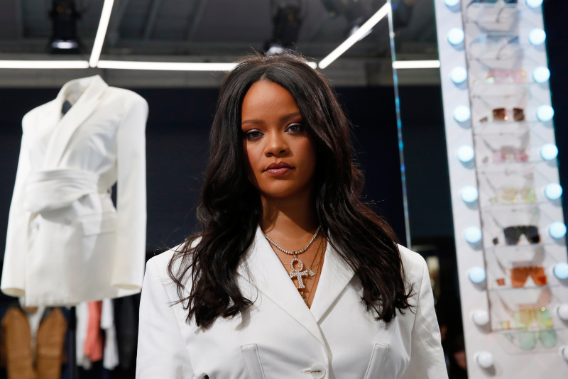 Rihanna lüks markası Fenty'nin ilk mağazasını Paris'te açtı!