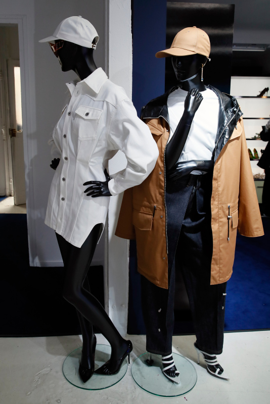 Rihanna lüks markası Fenty'nin ilk mağazasını Paris'te açtı!