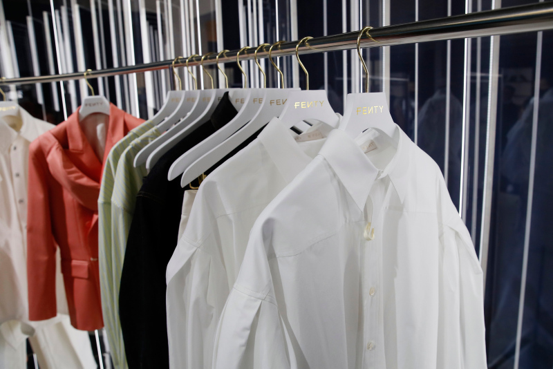 Rihanna lüks markası Fenty'nin ilk mağazasını Paris'te açtı!