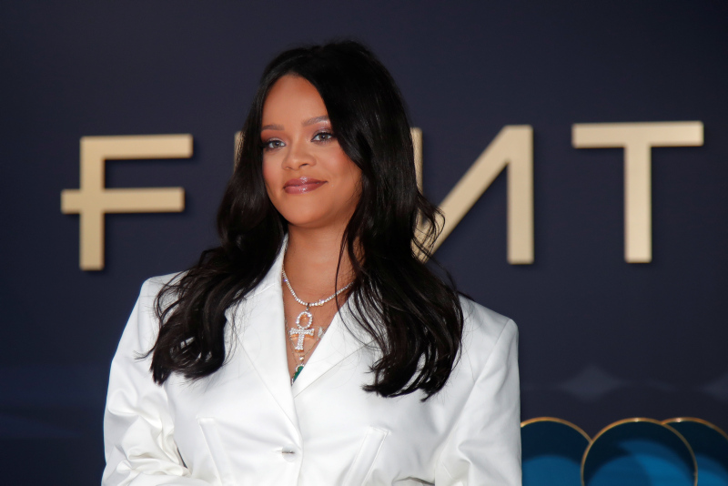 Rihanna lüks markası Fenty'nin ilk mağazasını Paris'te açtı!