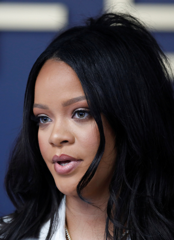 Rihanna lüks markası Fenty'nin ilk mağazasını Paris'te açtı!