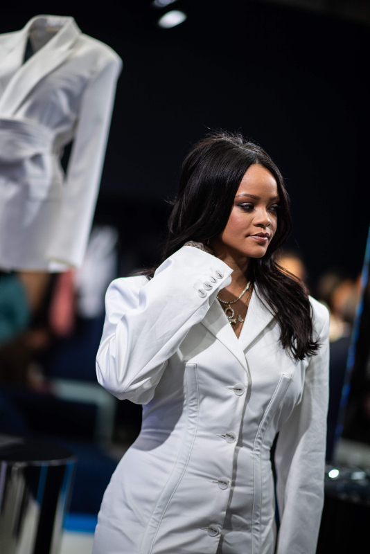 Rihanna lüks markası Fenty'nin ilk mağazasını Paris'te açtı!