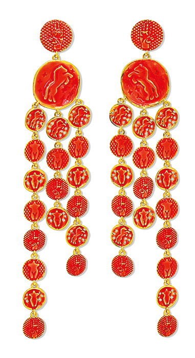 Kırmızılı kadın