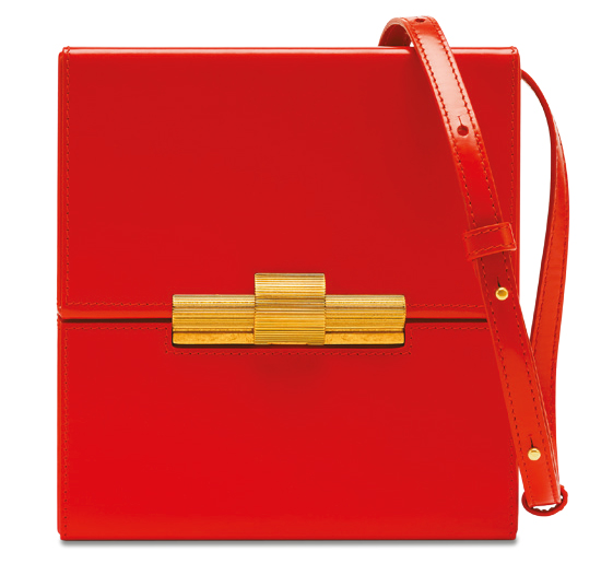 Kırmızılı kadın