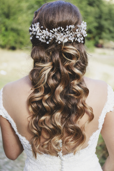 Yaz düğünü için en güzel saç modelleri