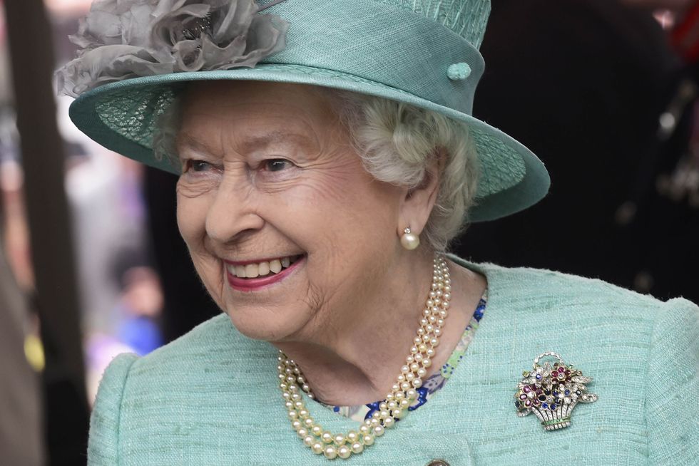 Kraliçe'nin broşlarının arkasındaki gizli anlamlar