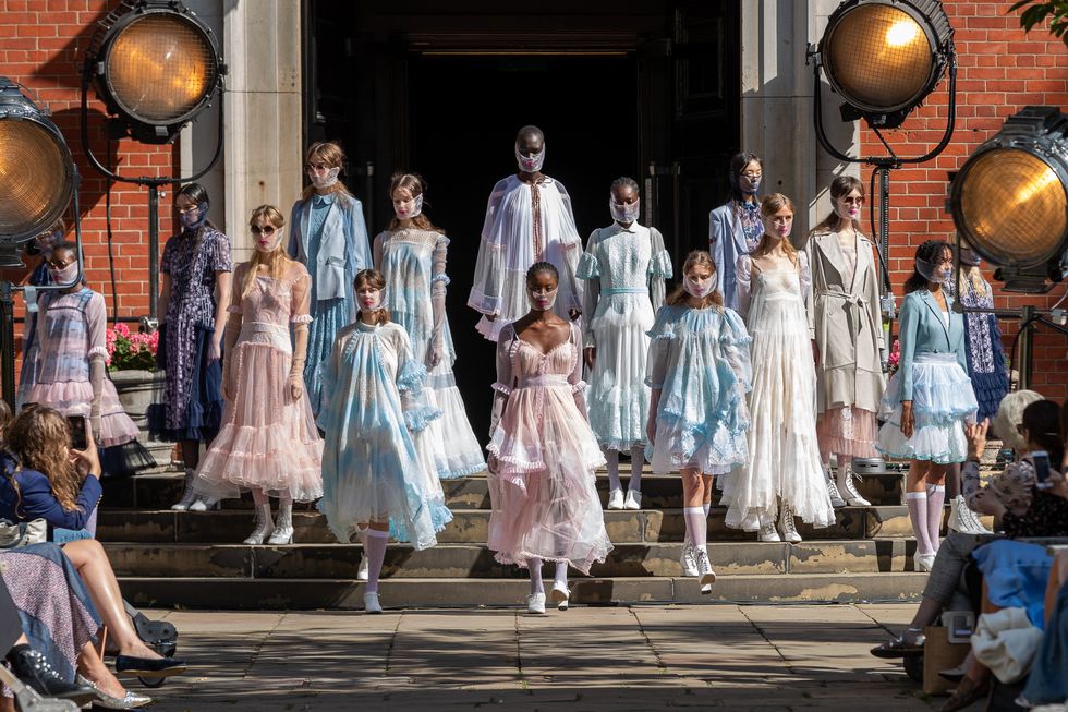 Londra Moda Haftası En İyileri Devam Ediyor