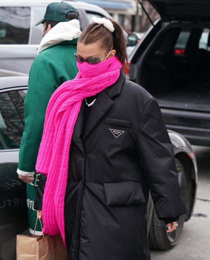 Prada Mont ve Pembe Atkı