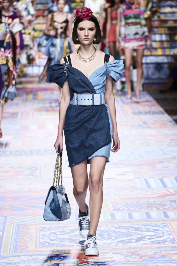 İlkbahar-Yaz'ın En Moda Mini Elbisesi Neye Benziyor?