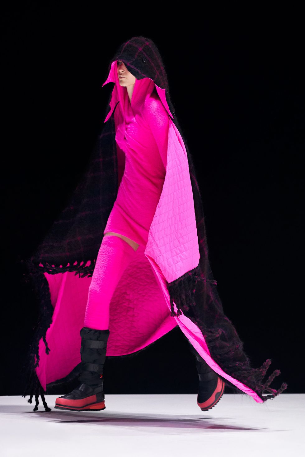 Celine Fall/21, Rüya Gibi Bir Şato'nun Çimenlerinde