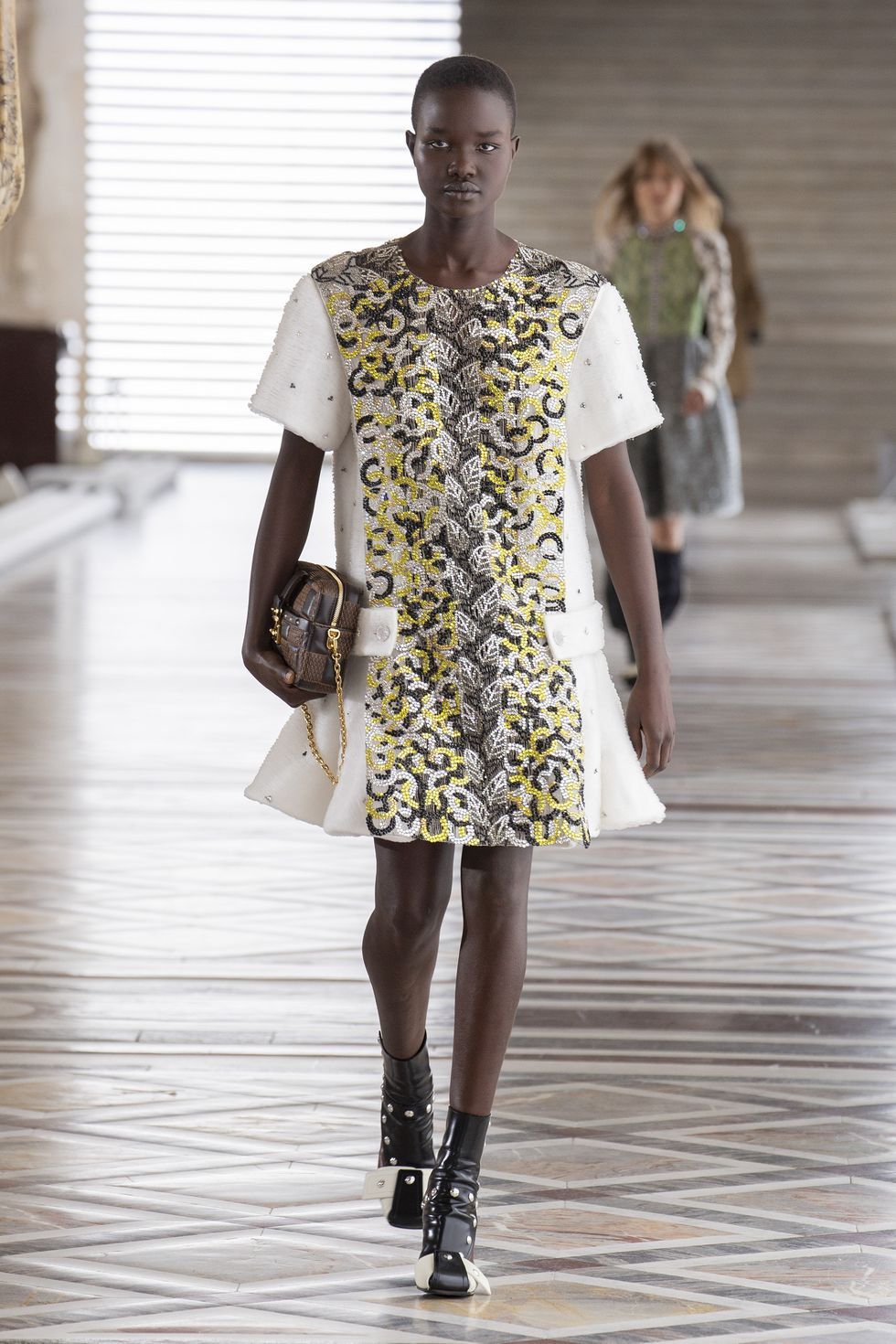 Celine Fall/21, Rüya Gibi Bir Şato'nun Çimenlerinde