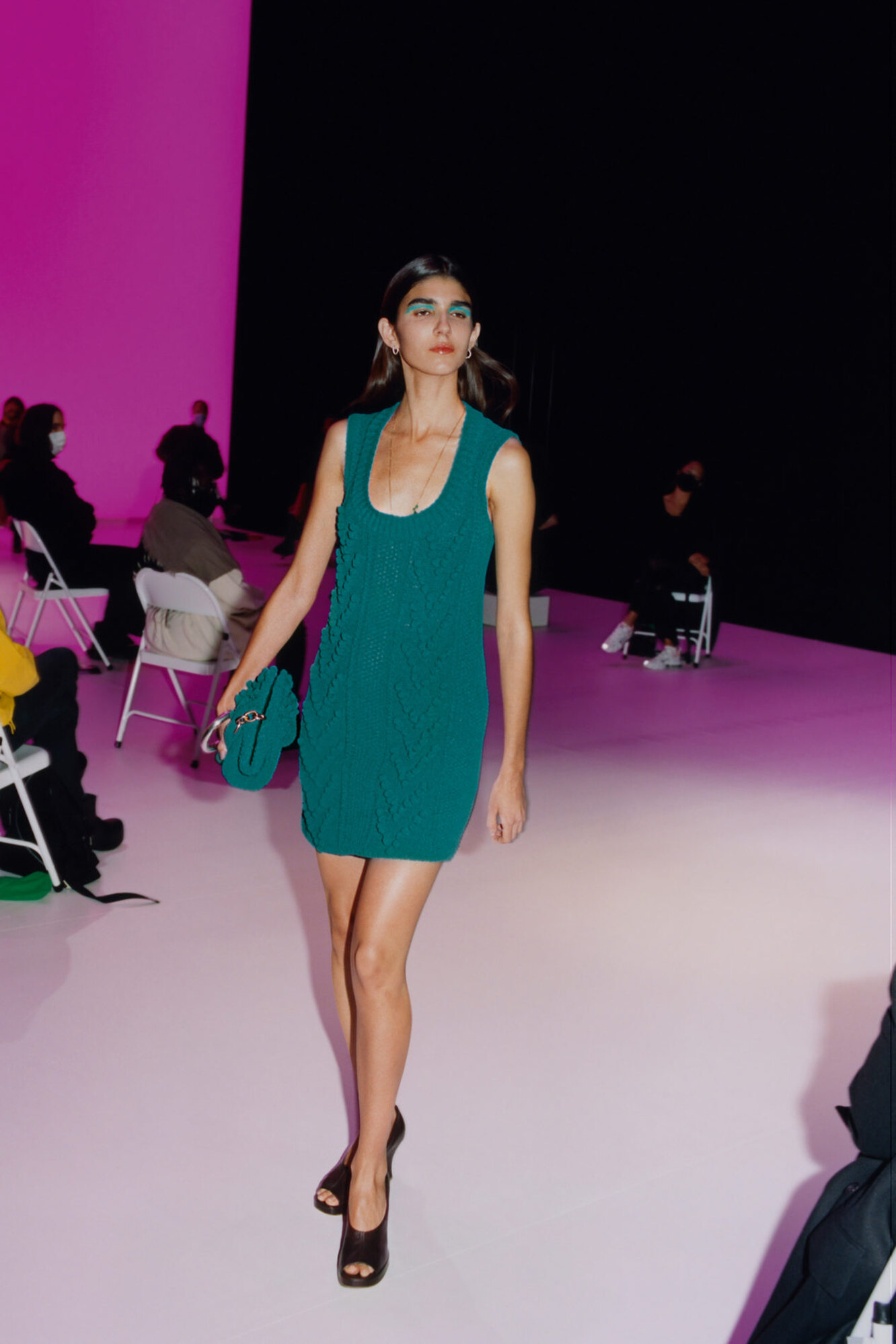 Nisan Ayında Hangi Elbiseler Giyilir: