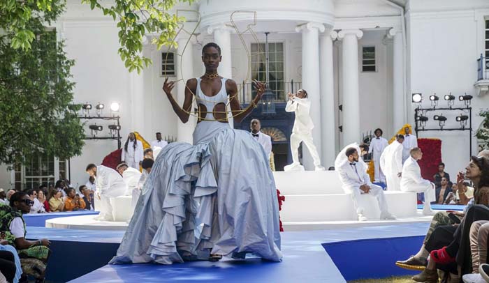 Pyer Moss'un İlk Couture Şovu Siyah Mucitleri Kutluyor