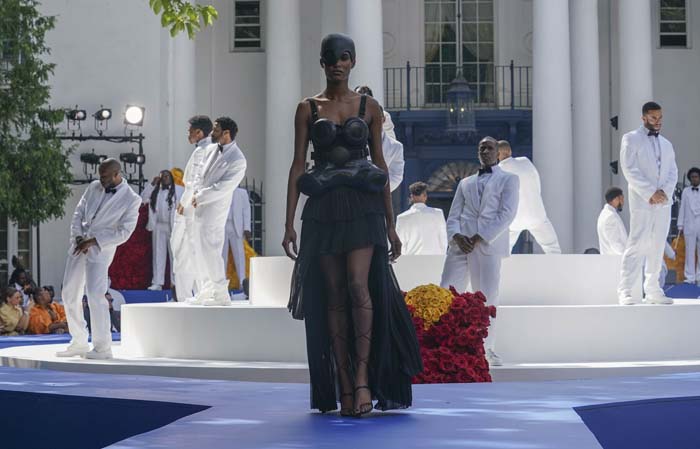 Pyer Moss'un İlk Couture Şovu Siyah Mucitleri Kutluyor