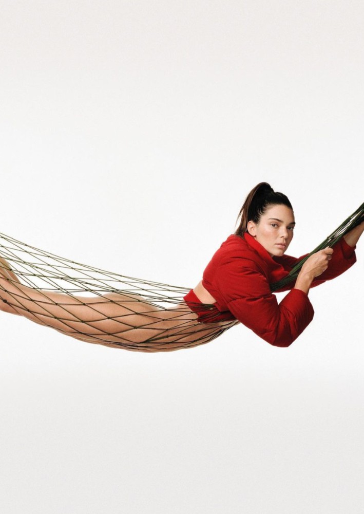 Kendall Jenner, La Montagne Çekimlerinin Nabzını Tutuyor