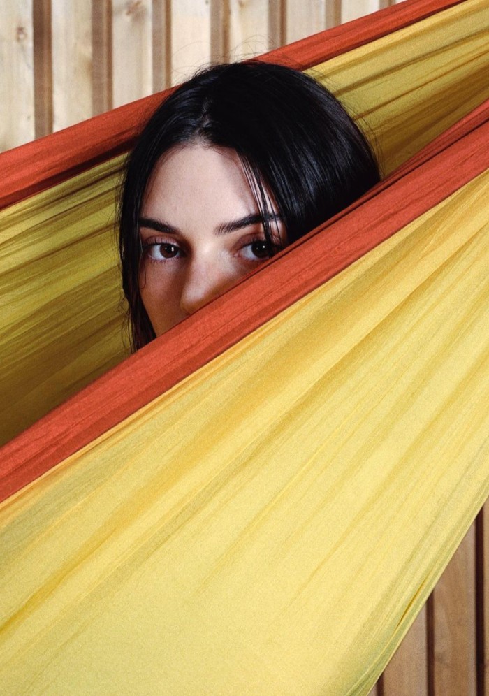 Kendall Jenner, La Montagne Çekimlerinin Nabzını Tutuyor