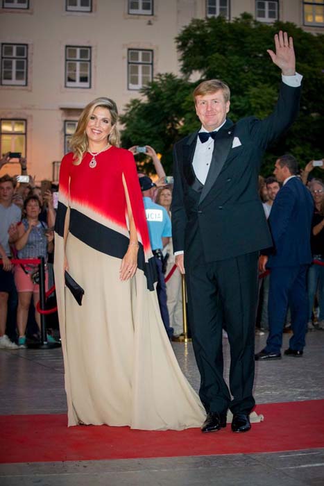 Kraliyet Kadınlarının Giydiği En İyi Pelerin Elbiseler