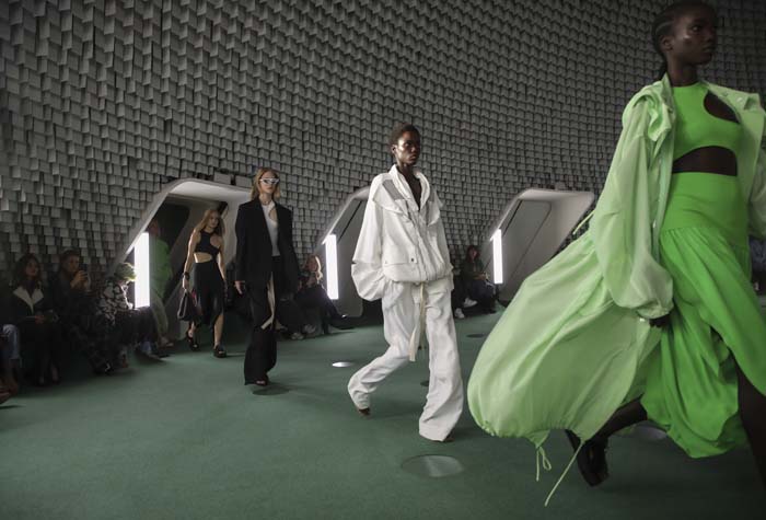 Stella McCartney İlkbahar/Yaz 2022 Koleksiyonunu Paris'te Sundu