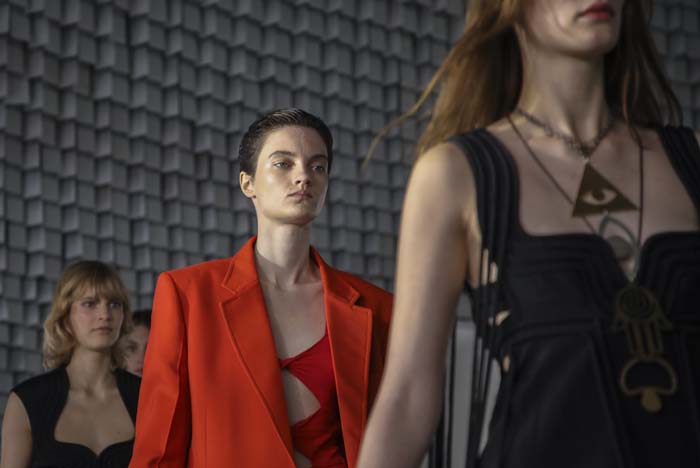 Stella McCartney İlkbahar/Yaz 2022 Koleksiyonunu Paris'te Sundu