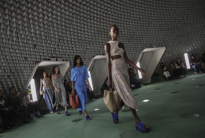 Stella McCartney İlkbahar/Yaz 2022 Koleksiyonunu Paris'te Sundu