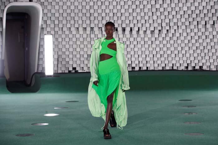 Stella McCartney İlkbahar/Yaz 2022 Koleksiyonunu Paris'te Sundu